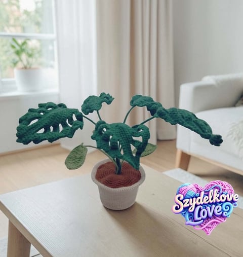 Szydełkowana roślina Monstera w doniczce na drewnianym stole